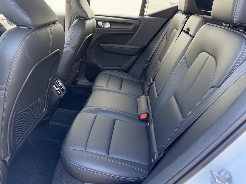 Used 2025 Volvo XC40 B5 Ultra AWD/4WD image 25