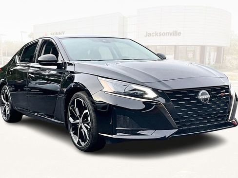 Used 2023 Nissan Altima 2.5 SR image 3