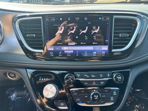 Certified 2022 Chrysler Pacifica Limited w/ S Appearance Package FWD image 16