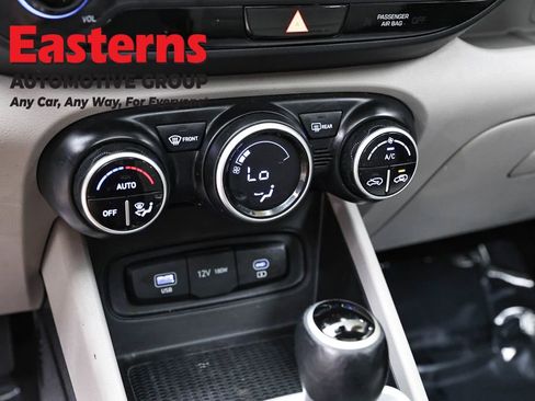 Used 2023 Hyundai Venue SEL image 21