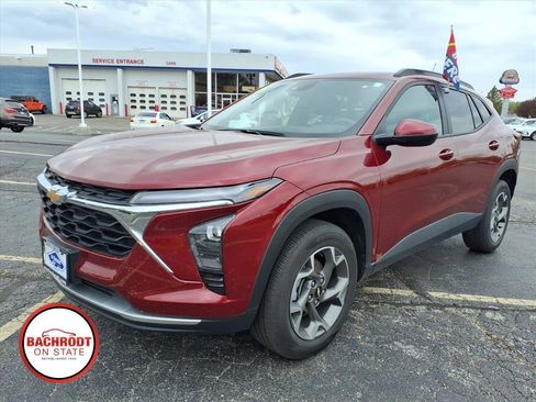 Used 2025 Chevrolet Trax LT FWD image 3