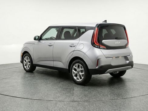 Used 2025 Kia Soul LX w/ LX Technology Package FWD image 6