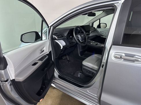 Used 2025 Toyota Sienna XLE w/ XLE Plus Package FWD image 2