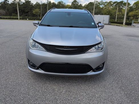 Used 2019 Chrysler Pacifica Touring-L w/ Premium Audio Group FWD image 10