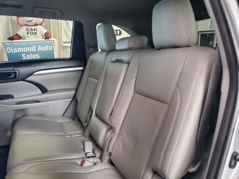 Used 2017 Toyota Highlander LE w/ Carpet Mat Package AWD/4WD image 9