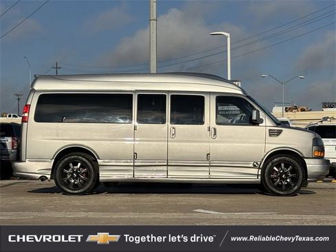 Used 2010 GMC Savana 2500 w/ Preferred Equipment Group image 5