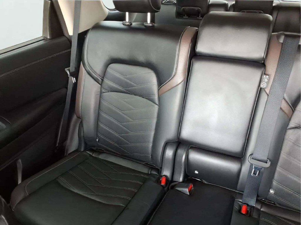Used 2024 Nissan Pathfinder Platinum w/ Black Appearance Package FWD image 32