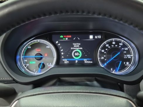 Used 2023 Toyota Venza LE image 27