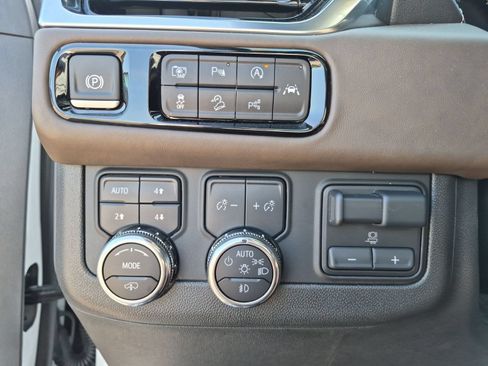 Certified 2025 GMC Yukon Denali Ultimate AWD/4WD image 18