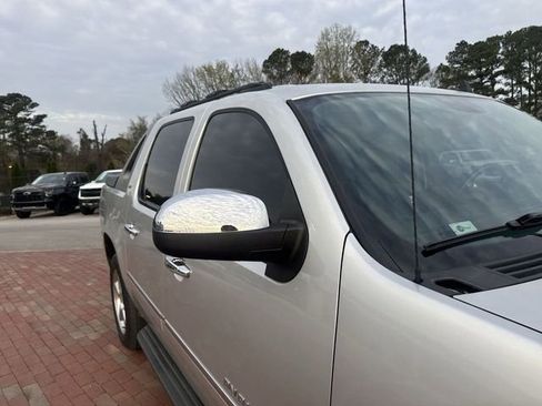 Used 2011 Chevrolet Avalanche LTZ image 18