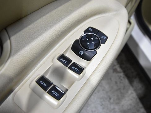 Used 2019 Lincoln MKT AWD image 12