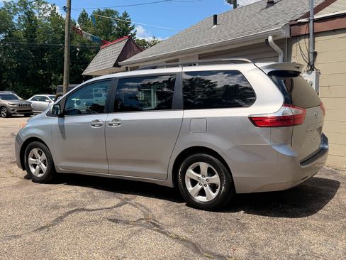 Used 2017 Toyota Sienna LE FWD image 4