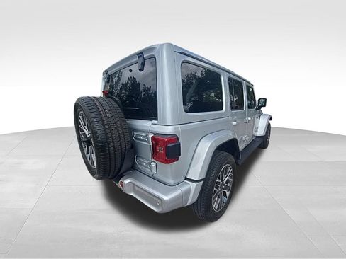 Used 2022 Jeep Wrangler Unlimited Sahara AWD/4WD image 5
