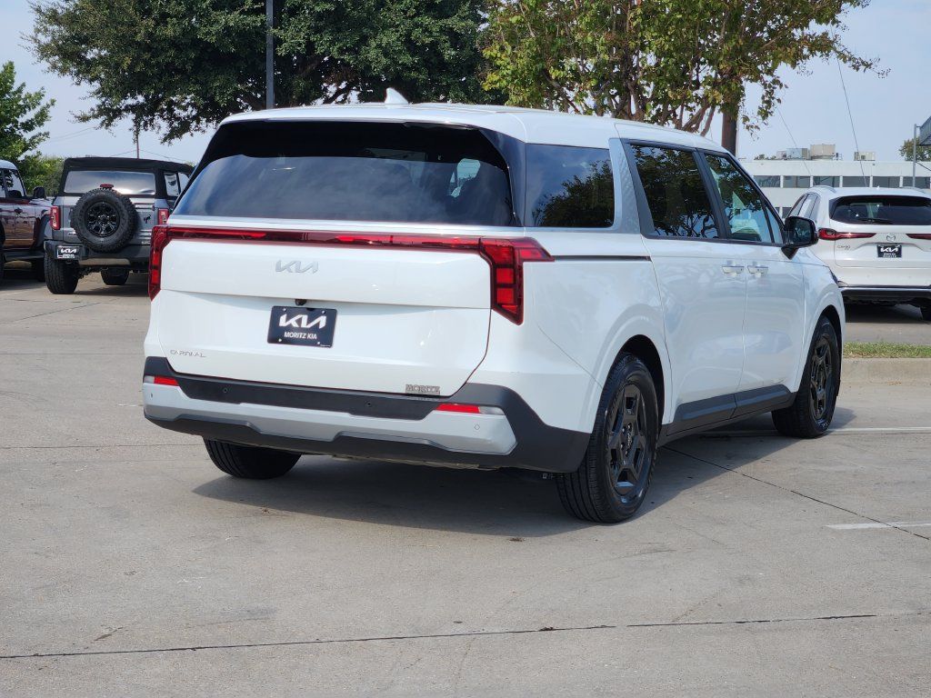 Used 2025 Kia Carnival FWD image 4