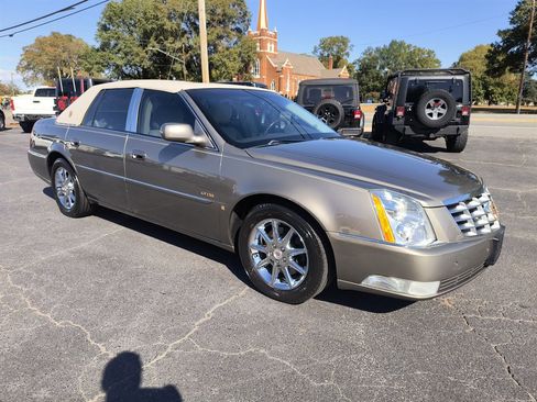 Used 2010 Cadillac DTS Luxury image 7