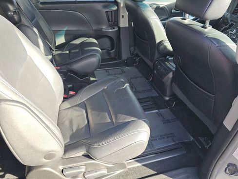 Used 2015 Toyota Sienna SE Premium image 28