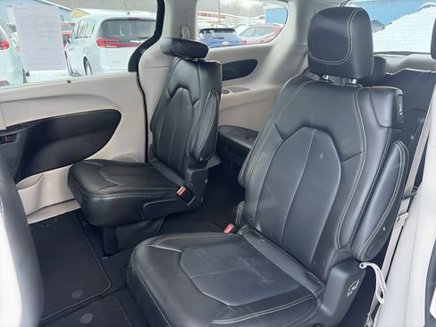 Used 2024 Chrysler Pacifica Touring-L image 13