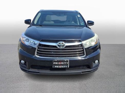 Used 2016 Toyota Highlander XLE w/ Four Season Floor Mat Package image 2