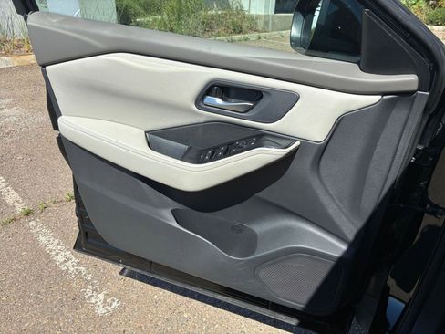 Used 2025 Nissan Rogue SV image 18