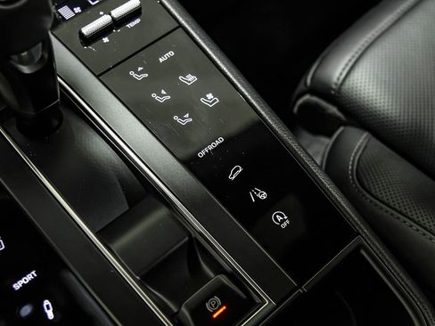 Used 2024 Porsche Macan AWD/4WD image 33