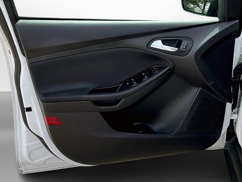 Used 2018 Ford Focus SE image 25