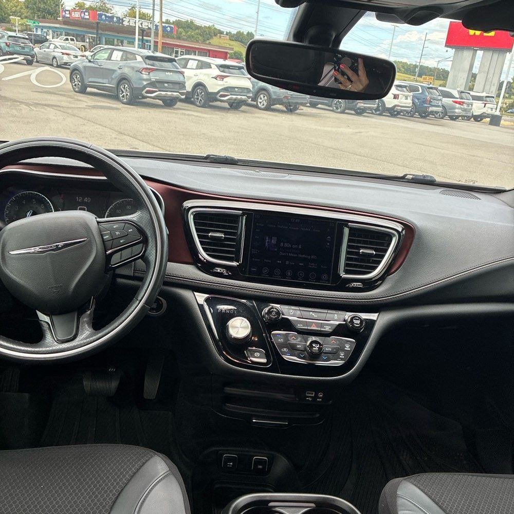 Used 2020 Chrysler Pacifica Limited FWD image 7