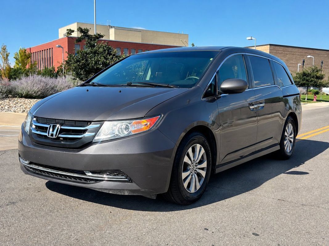 Used 2017 Honda Odyssey SE image 1