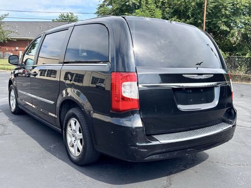 Used 2013 Chrysler Town & Country Touring image 2