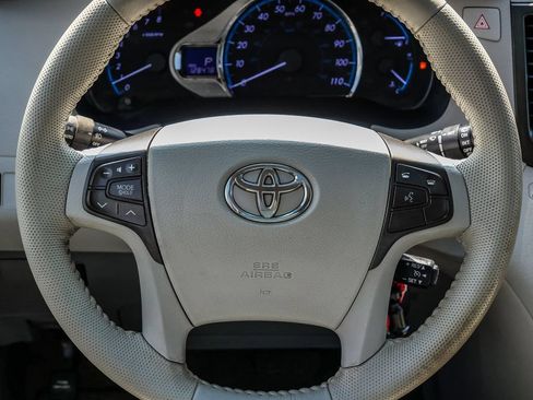 Used 2012 Toyota Sienna XLE FWD image 27