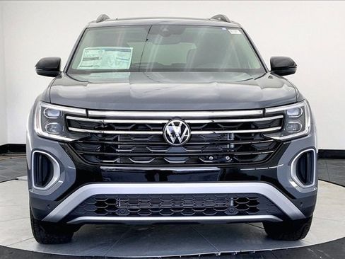 New 2026 Volkswagen Atlas Peak Edition image 3