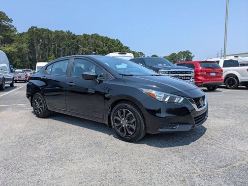Used 2020 Nissan Versa S FWD image 2