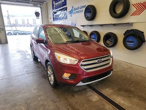 Used 2017 Ford Escape SE w/ SE Cold Weather Package AWD/4WD image 2