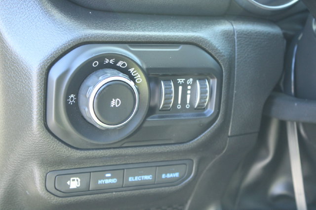 Used 2022 Jeep Wrangler Unlimited Sahara w/ Cold Weather Group AWD/4WD image 13