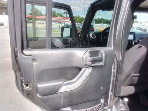 Used 2016 Jeep Wrangler Unlimited Sahara w/ Connectivity Group AWD/4WD image 17