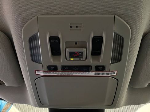 Used 2020 Toyota Highlander Limited FWD image 19