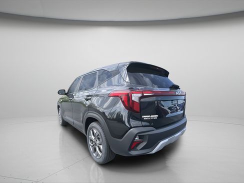Used 2024 Kia Seltos LX AWD/4WD image 5