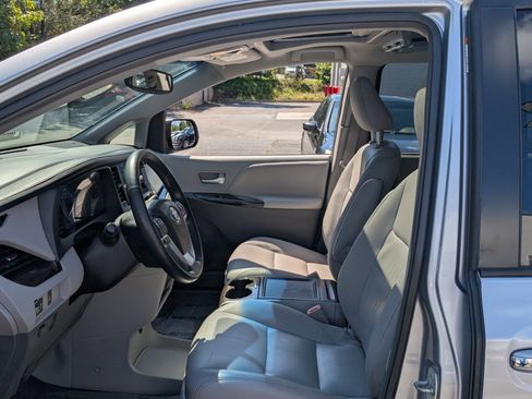 Used 2015 Toyota Sienna XLE image 18