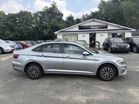 Used 2019 Volkswagen Jetta SEL w/ Cold Weather Package FWD image 5