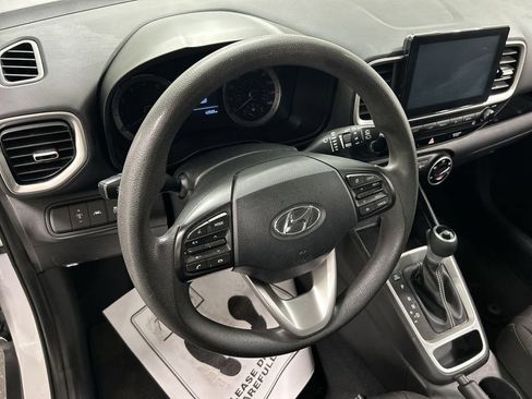 Used 2021 Hyundai Venue SE FWD image 4