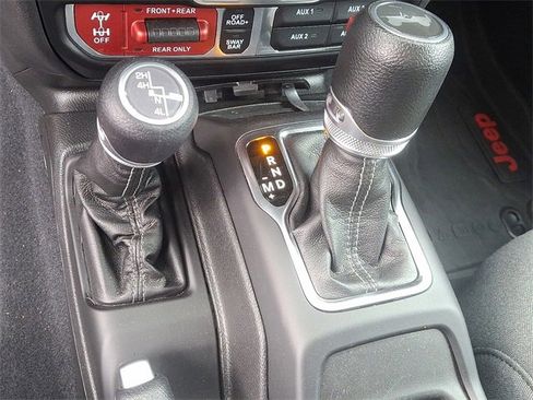 Used 2024 Jeep Wrangler Rubicon w/ Technology Group image 14