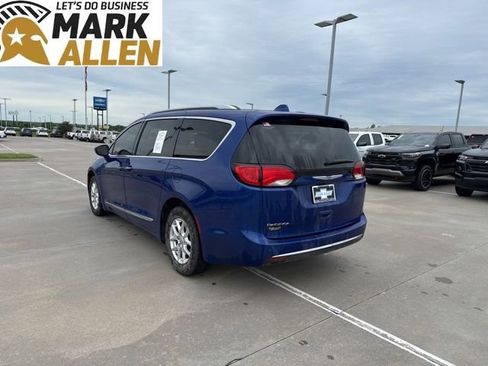 Used 2020 Chrysler Pacifica Touring-L FWD image 4