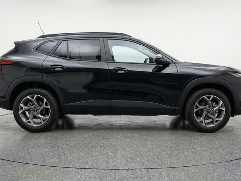 Used 2025 Chevrolet Trax LT w/ LT Convenience Package FWD image 8