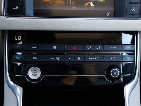 Used 2017 Jaguar XF Prestige image 33