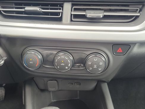 Used 2025 Chevrolet Trax LS FWD image 17