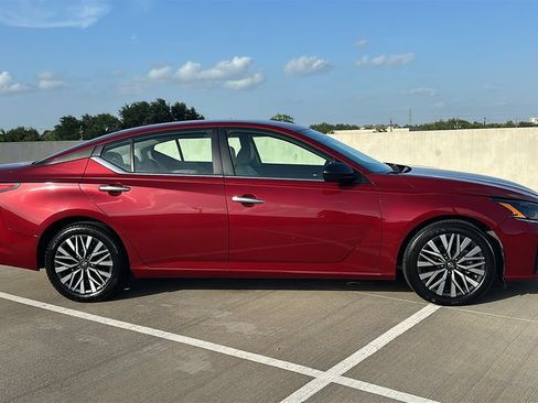 Used 2025 Nissan Altima 2.5 SV FWD image 13