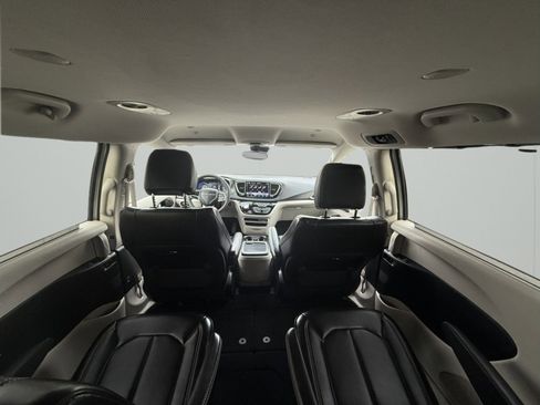 Used 2024 Chrysler Pacifica Touring-L image 29