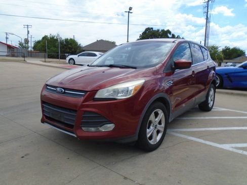 Used 2016 Ford Escape SE FWD image 2