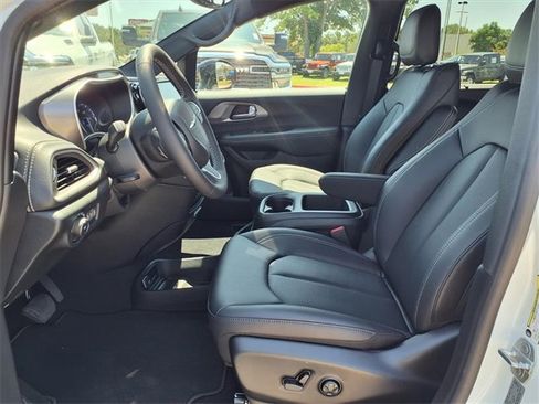 New 2026 Chrysler Pacifica Select image 11