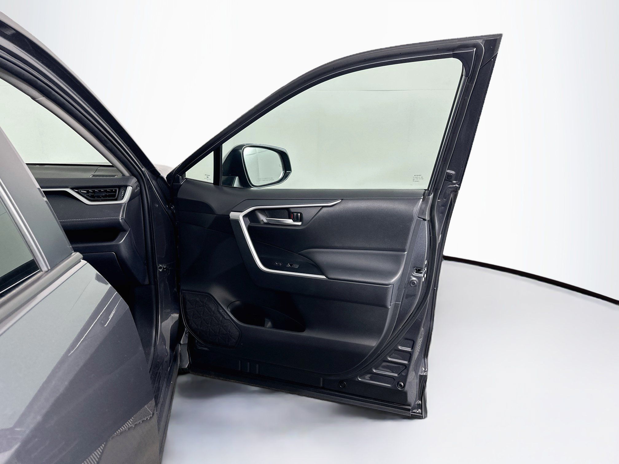 Used 2025 Toyota RAV4 XLE FWD image 30