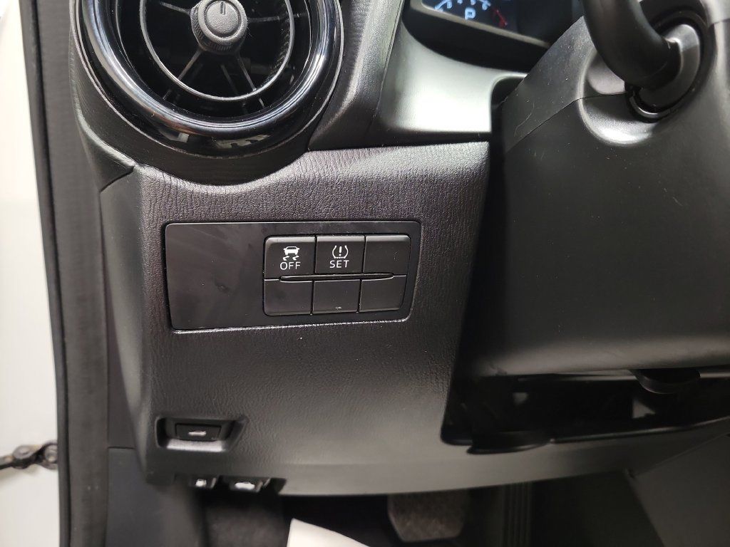 Used 2019 Toyota Yaris L FWD image 26